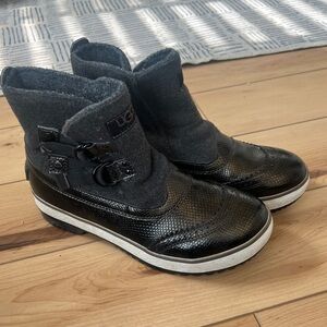 Size 7 Ugg Snow boots